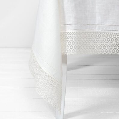 VEILA lininė balta staltiesė su plačiu nėriniu ir 2 mereškuotomis eilutėmis