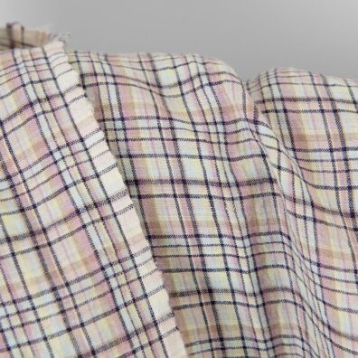 Lininis audinys šviesiai rožiniais ir tamsiai mėlynais langeliais skalbtas tinka drabužiams ir namų tekstilės gaminiams siūti