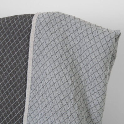 Puslininis žakardinis dvipusis audinys pilkais rombais skalbtas