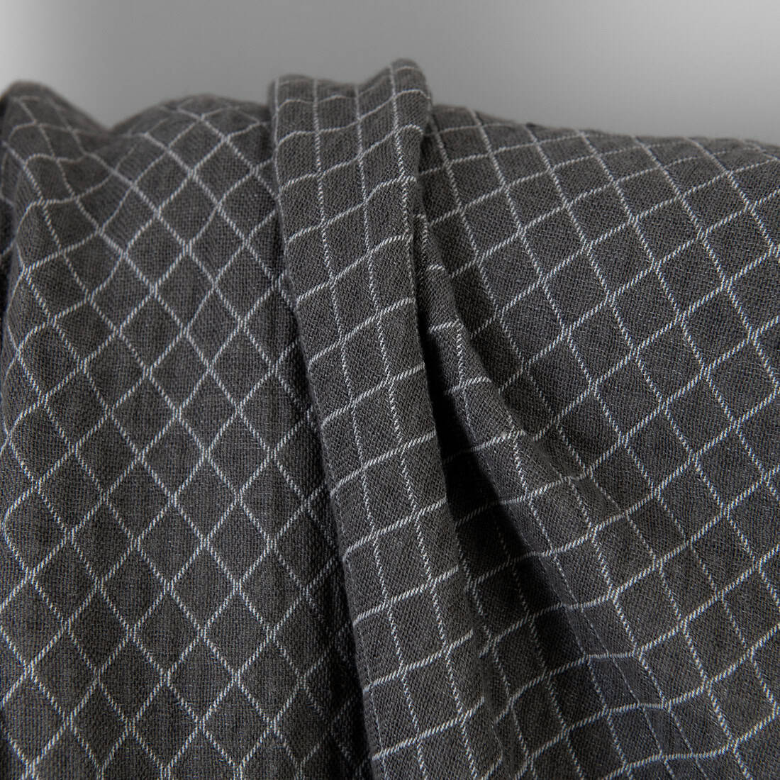 Puslininis žakardinis dvipusis audinys pilkais rombais skalbtas minkštas švelnus