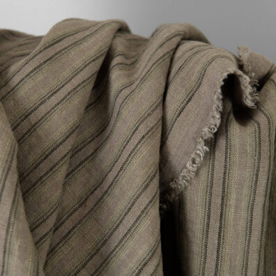 Lininis audinys rudai-žaliai dryžuotas skalbtas tinka drabužiams ir namų tekstilei siūti