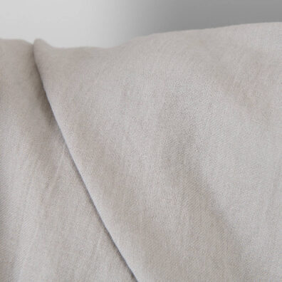 Puslininis audinys šviesiai pilkas melanžinis skalbtas tinka drabužiams ir namų tekstilės gaminiams siūti