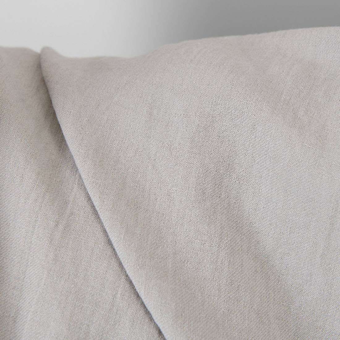 Puslininis audinys šviesiai pilkas melanžinis skalbtas tinka drabužiams ir namų tekstilės gaminiams siūti