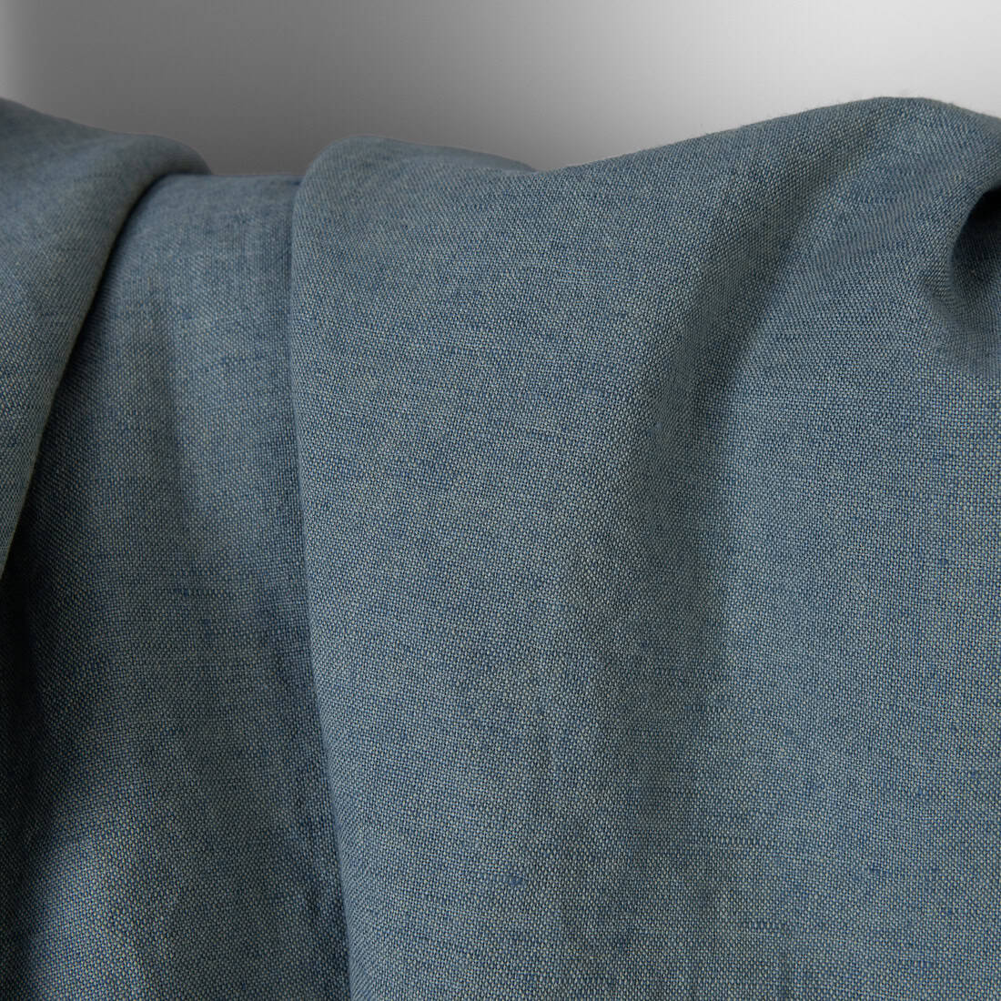 Puslininis audinys žalsvas-mėlynas melanžinis skalbtas tinka drabužiams ir namų tekstilės gaminiams siūti
