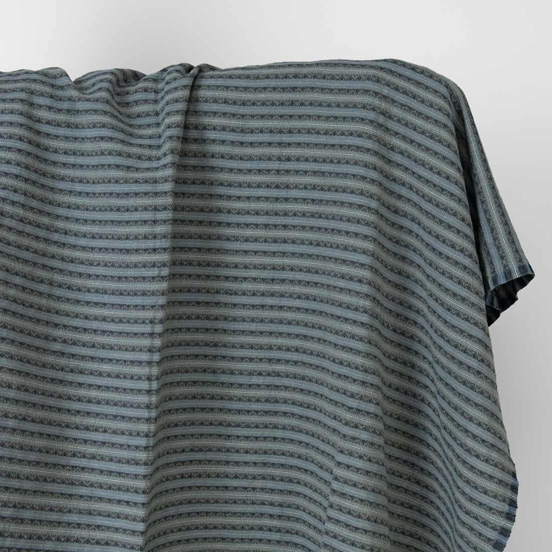 Puslininis audinys mėlynais ir žalsvais raštuotais dryžiais skalbtas