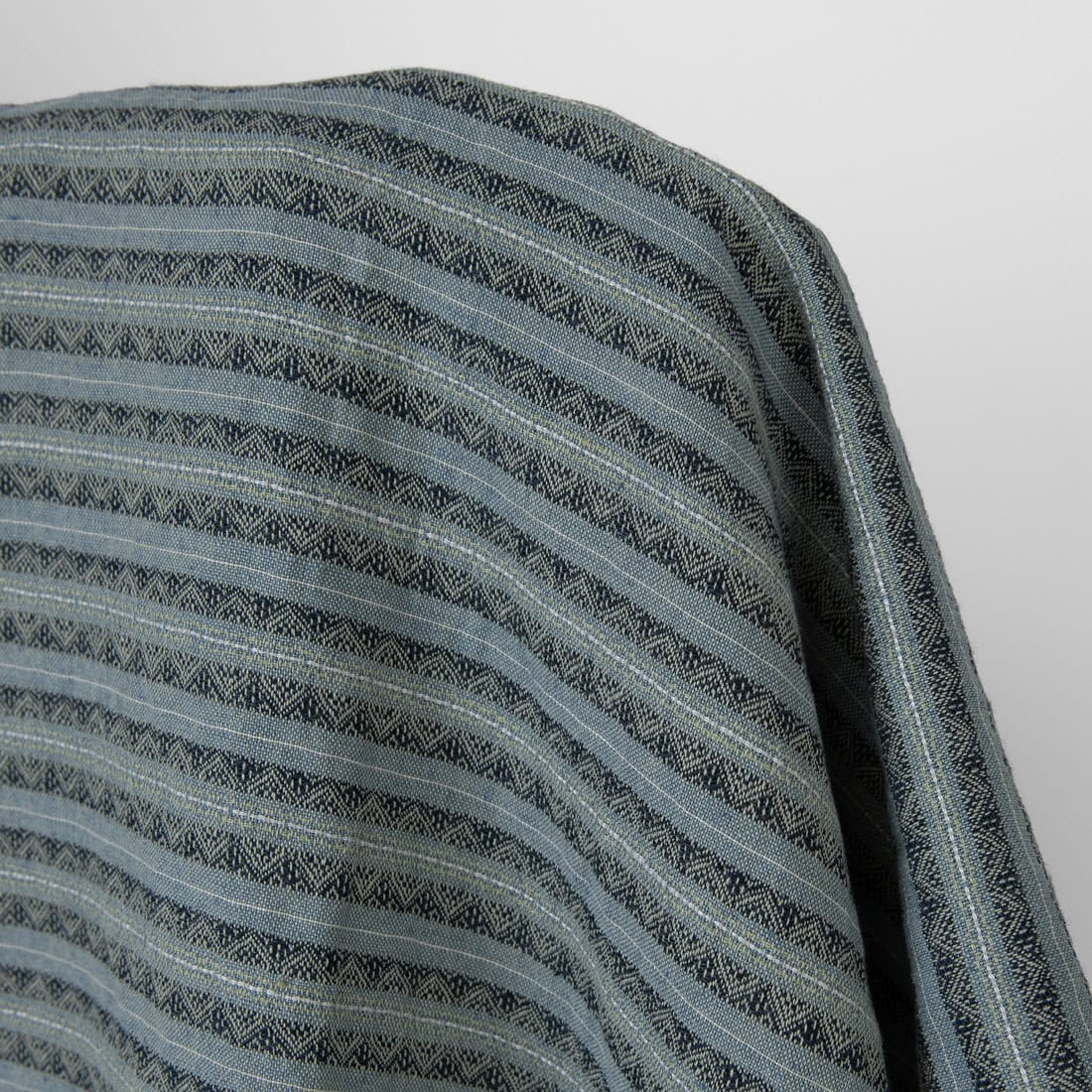 Puslininis audinys mėlynais ir žalsvais raštuotais dryžiais skalbtas, minkštas, švelnus