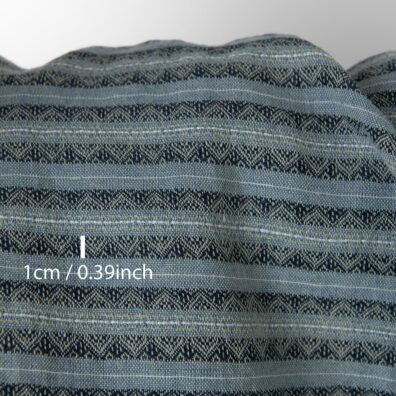 Puslininis audinys mėlynais ir žalsvais raštuotais dryžiais skalbtas tinka drabužiams ir namų tekstilės gaminiams siūti