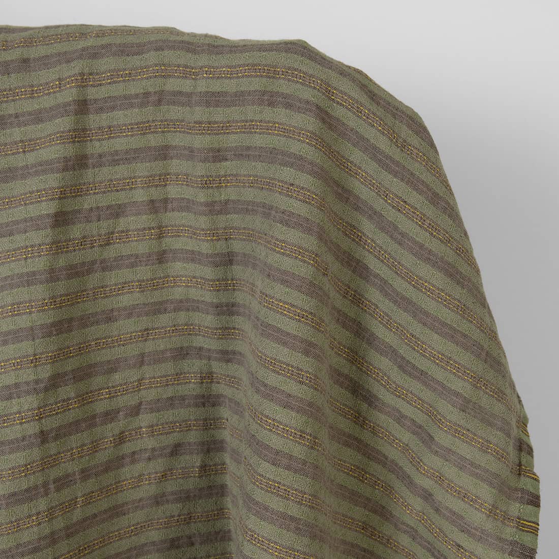 Puslininis audinys rudais ir žalsvais raštuotais dryžiais skalbtas minkštas švelnus