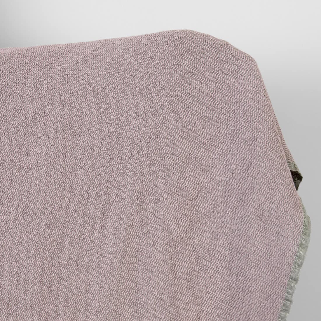 Puslininis audinys pilkai alyvinis zigzago raštu skalbtas