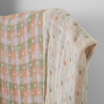 Lininis audinys žalsvais ir rusvais langeliais bei burbuliukais skalbtas