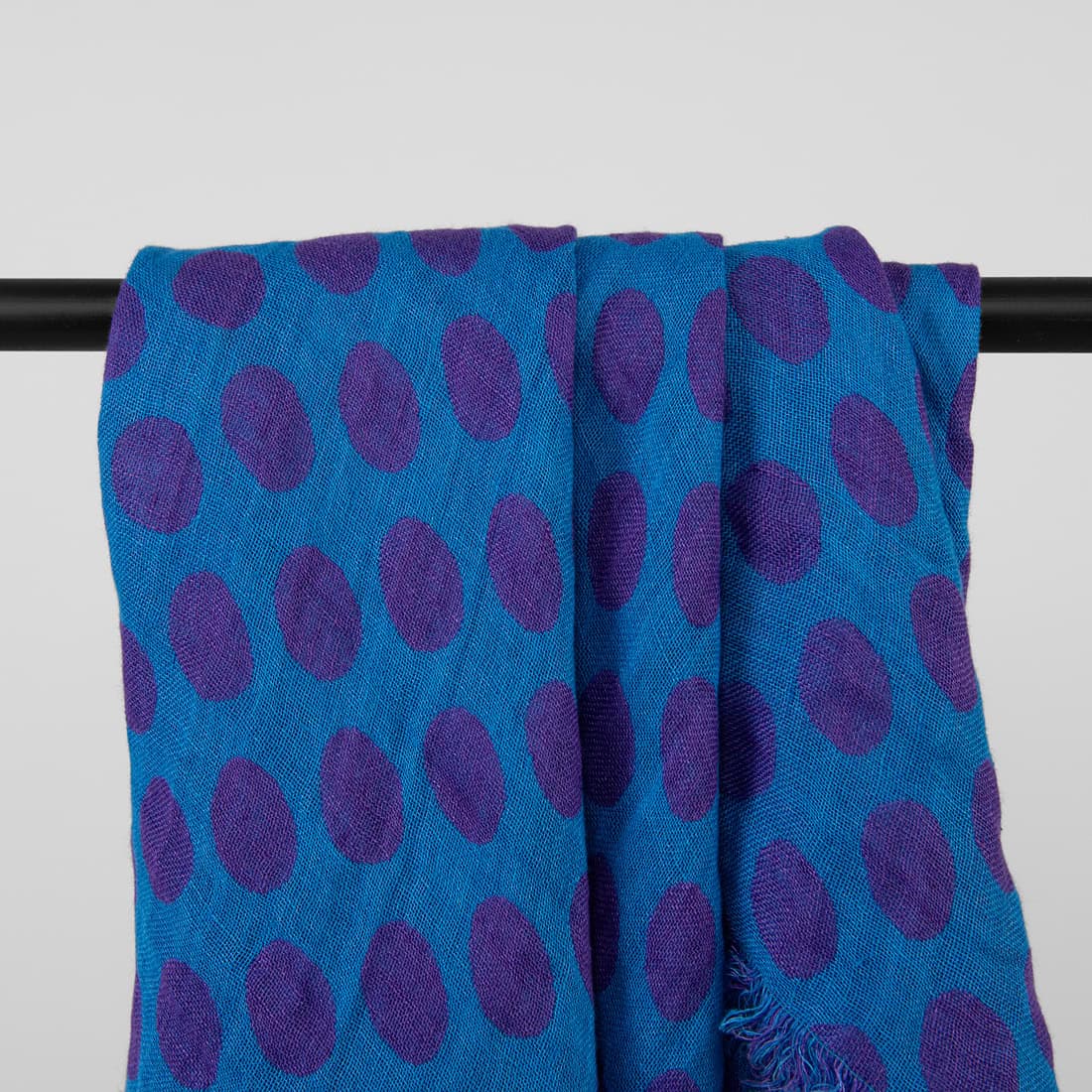 Lininė mėlyna skara su violetiniais burbulais