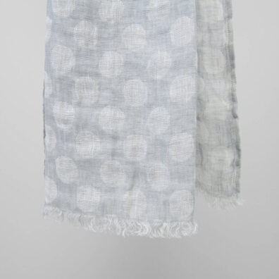 ZINA lininis šviesiai pilkas šalikas su baltais burbuliukais ir kutais trumposiose kraštinėse