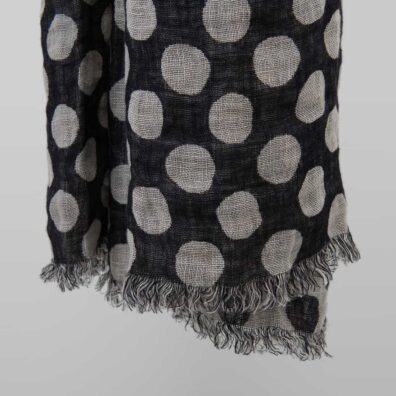 ZINA lininis juodas šalikas su pilkais burbuliukais ir kutais trumposiose kraštinėse