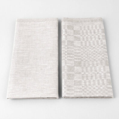 Lininių virtuvinių rankšluostukų rinkinį sudaro šviesiai pilkas melanžinis ir languotas rankšluostukai