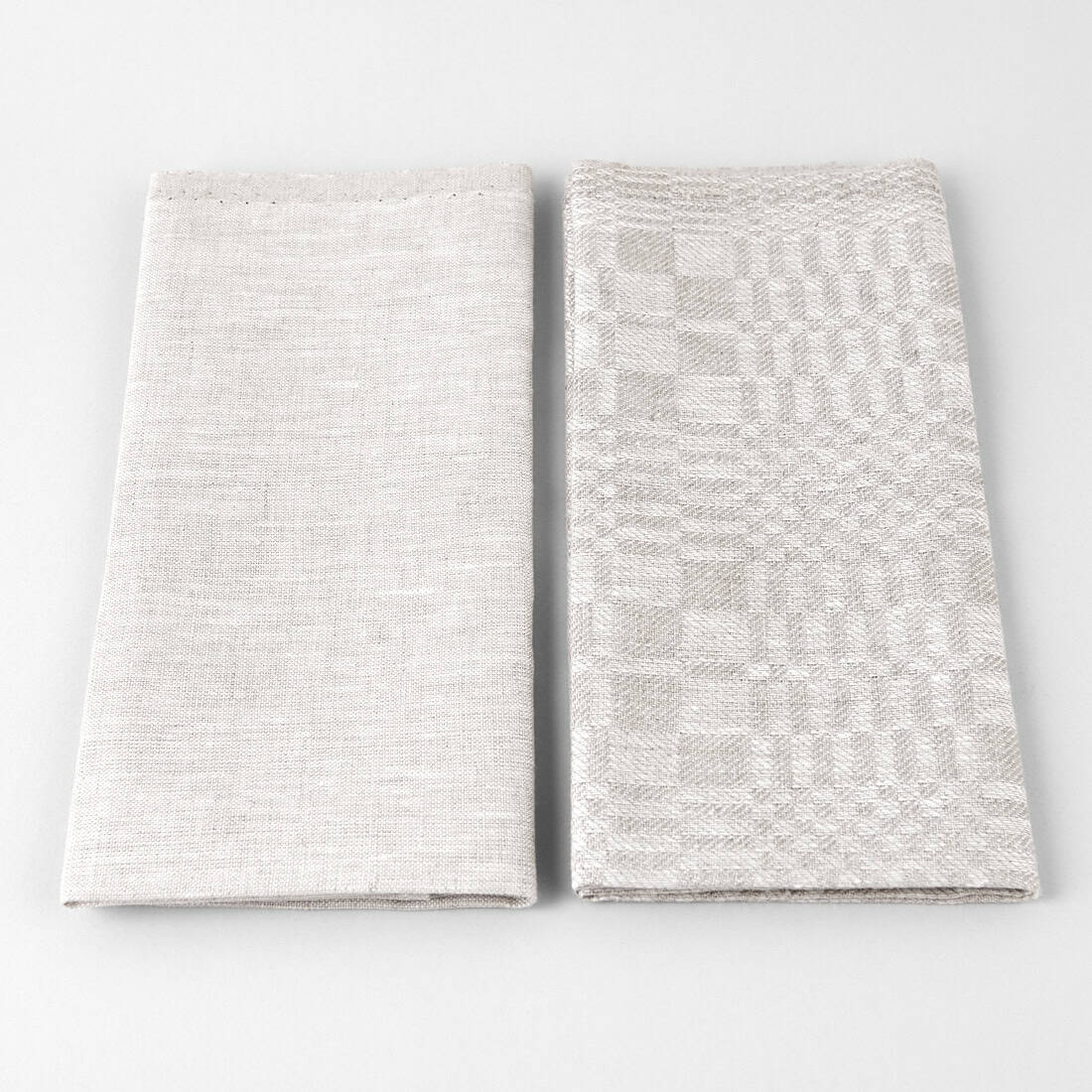 Lininių virtuvinių rankšluostukų rinkinį sudaro šviesiai pilkas melanžinis ir languotas rankšluostukai