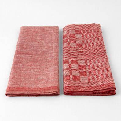 Lininių virtuvinių rankšluostukų rinkinį sudaro raudonai pilkas melanžinis ir languotas rankšluostukai