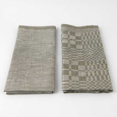Lininių virtuvinių rankšluostukų rinkinį sudaro žaliai pilkas melanžinis ir languotas rankšluostukai