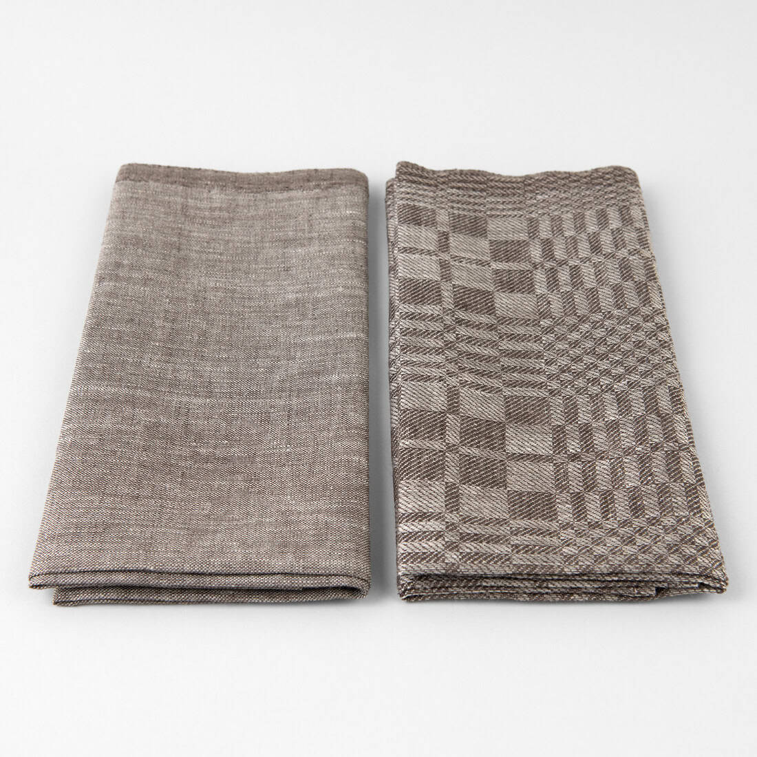 Lininių virtuvinių rankšluostukų rinkinį sudaro rudai pilkas melanžinis ir languotas rankšluostukai