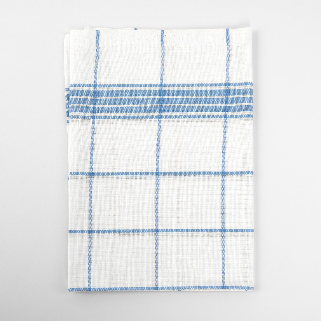 Puslininių rankšluostukų rinkinys blyškiai mėlynais langeliais ryškiai baltame fone