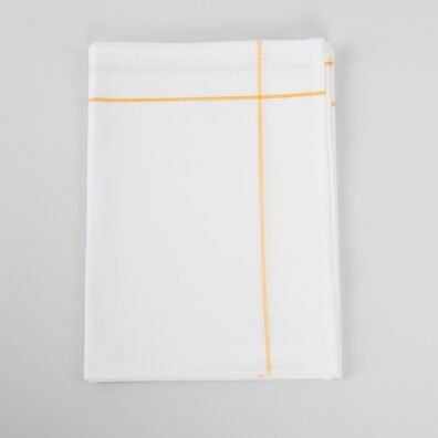 Puslininių rankšluostukų rinkinys su geltonais dryžiukais kiekvienoje kraštinėje ryškiai baltame fone