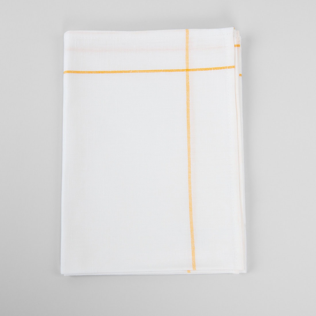 Puslininių rankšluostukų rinkinys su geltonais dryžiukais kiekvienoje kraštinėje ryškiai baltame fone