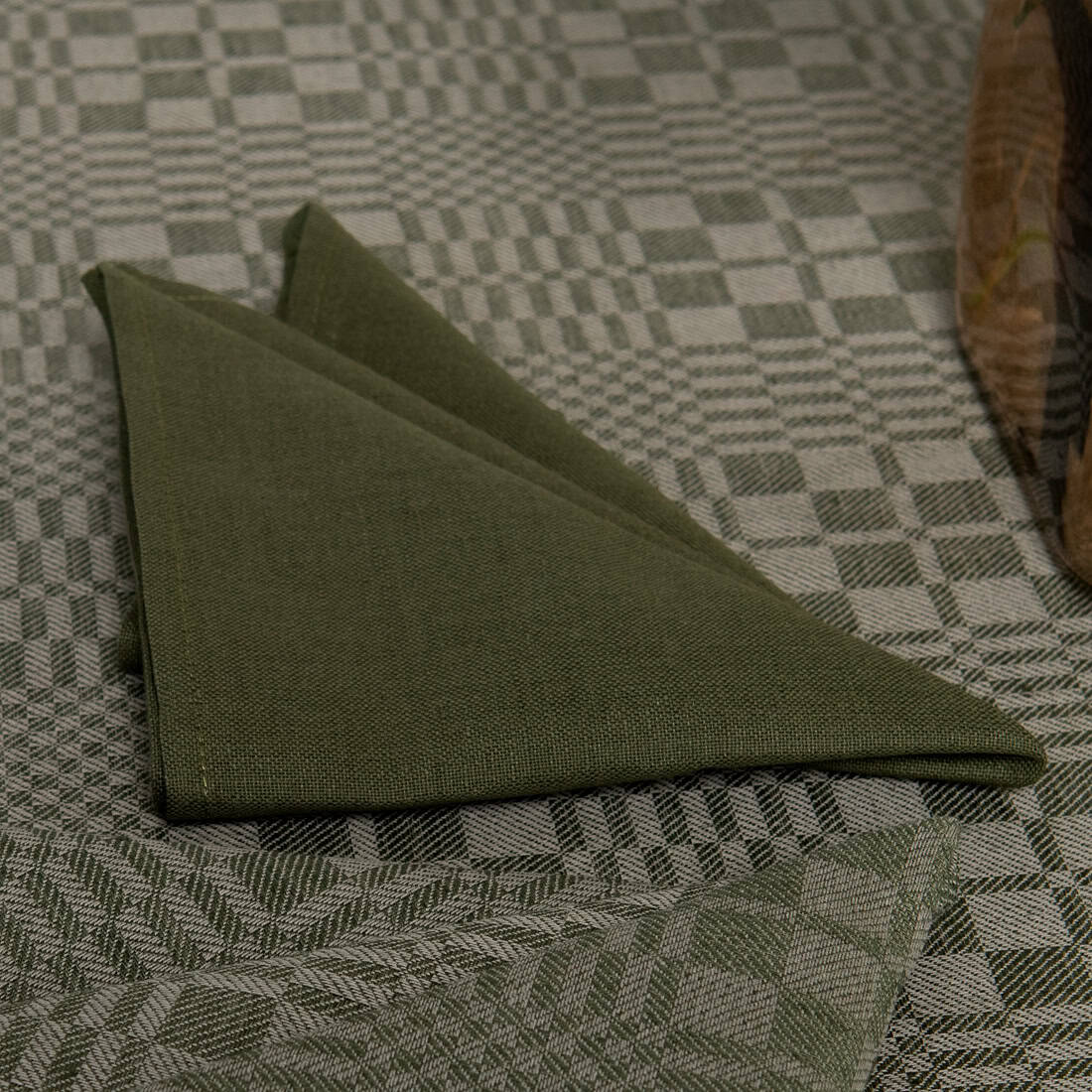 METIS lino - medvilnės sudėties samanų spalvos servetėlė