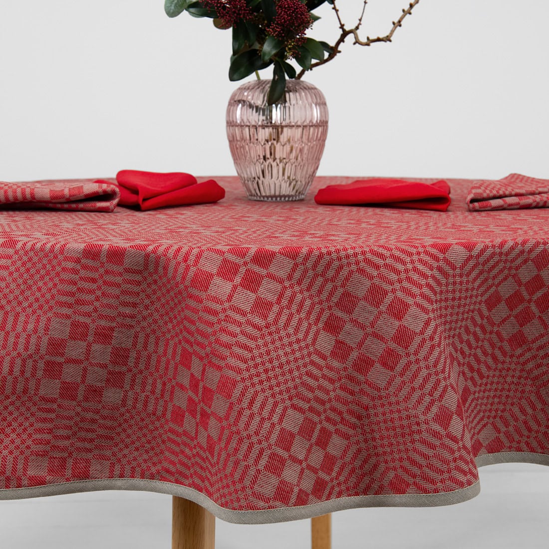 WILLOW apvali (ovali) raudonai-pilkai languota lino-medvilnės sudėties staltiesė