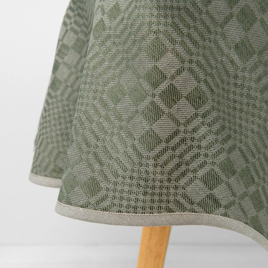 WILLOW apvali (ovali) žaliai-pilkai languota lino-medvilnės sudėties staltiesė su pilku kanteliu