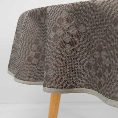 WILLOW apvali (ovali) rudai-pilkai languota lino-medvilnės sudėties staltiesė su pilku kanteliu