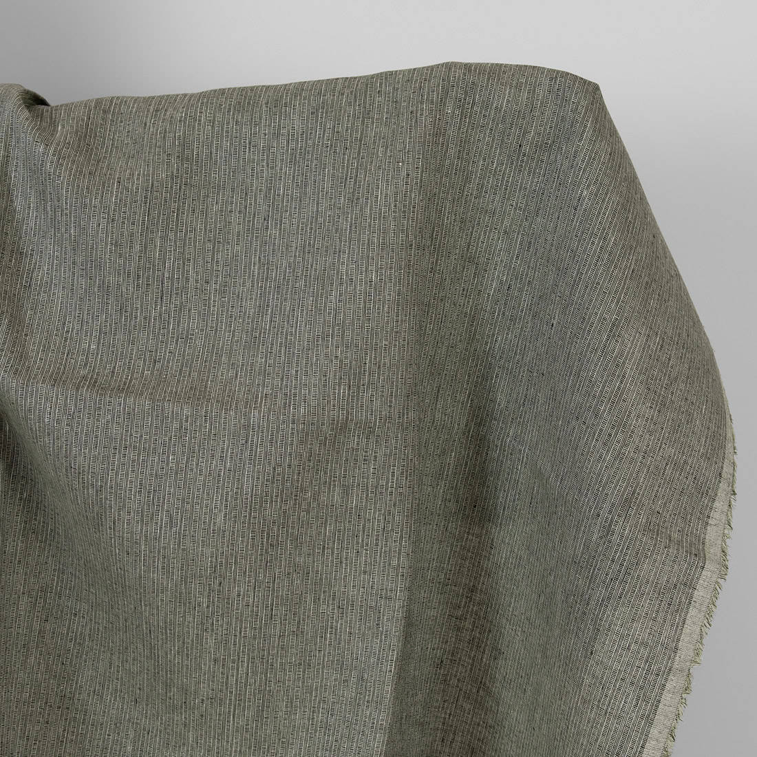 Lino audinys žaliai-juodai raštuotomis juostelėmis