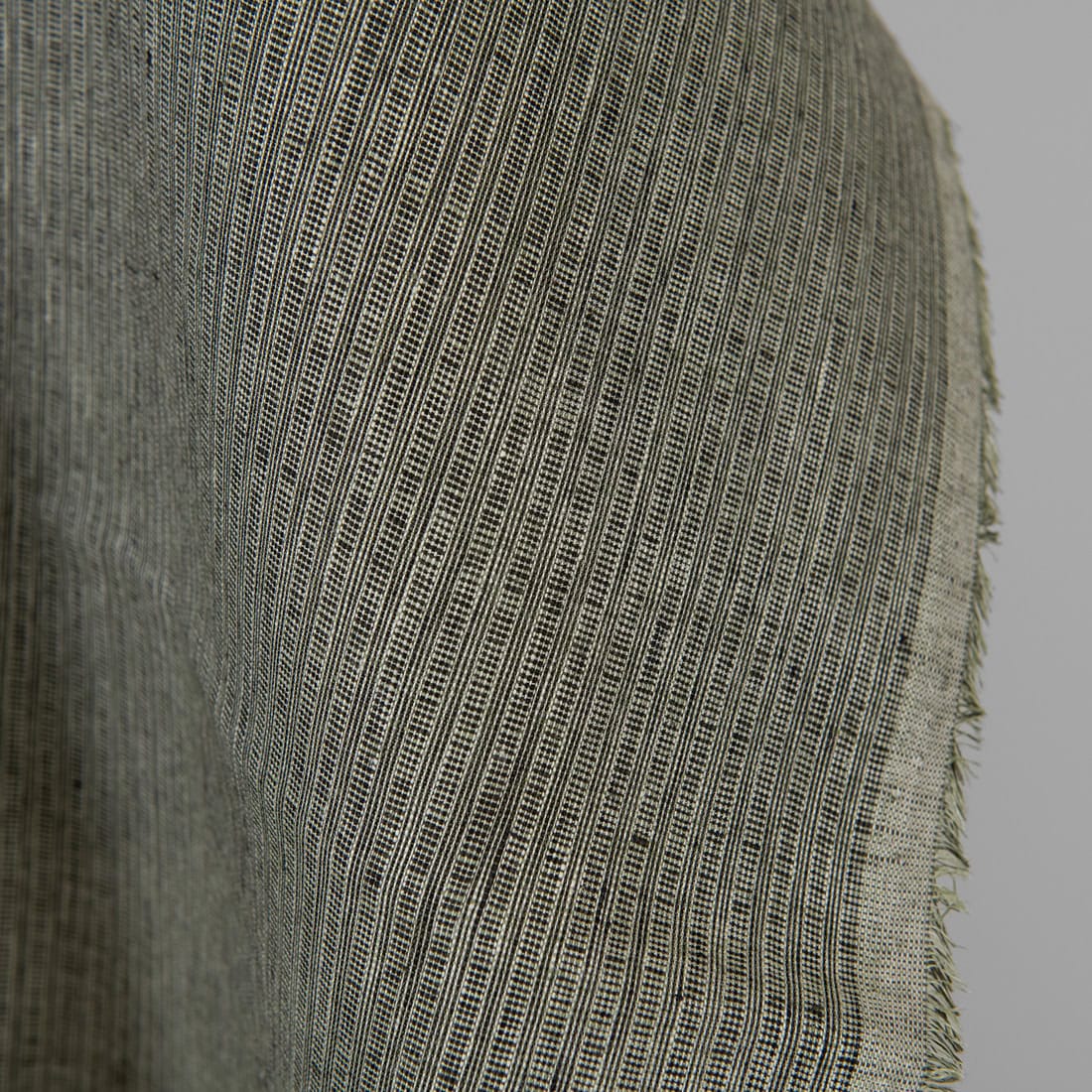 Lino audinys stilizuotomis žaliai-juodai raštuotomis juostelėmis