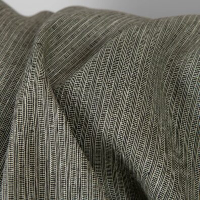 Lino audinys žaliai-juodai raštuotomis juostelėmis tinka drabužiams ir namų tekstilės gaminiams siūti