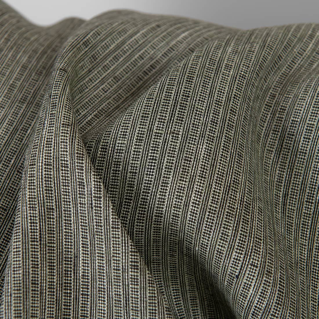 Lino audinys žaliai-juodai raštuotomis juostelėmis tinka drabužiams ir namų tekstilės gaminiams siūti