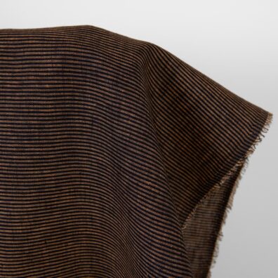 Lininis audinys juodais ir rudais horizontaliais dryžiukais