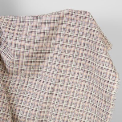 Lininis audinys šviesiai rožiniais ir tamsiai mėlynais langeliais