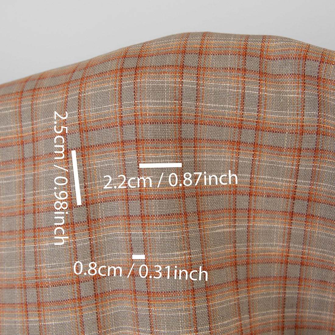 Lininis audinys oranžiniais ir rudais langeliais yra tvirtas, tankus, sunkus