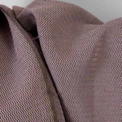 Puslininis audinys rudai alyvinis zigzago raštu tinka drabužiams ir namų tekstilės gaminiams siūti
