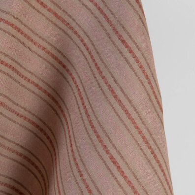 Lininis audinys horizontaliomis rudomis raštuotomis juostelėmis