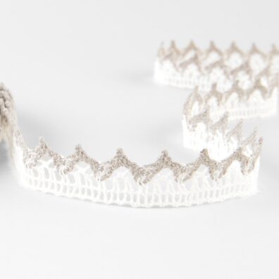 Lininis nėrinys baltos ir natūralios spalvos 2cm pločio