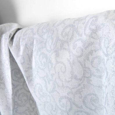 Puslininis žakardinis baltas ir pilkas blizgantis audinys, 150 cm pločio