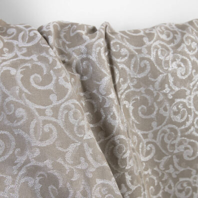 Puslininis žakardinis rusvas ir baltas blizgantis audinys, 150 cm pločio