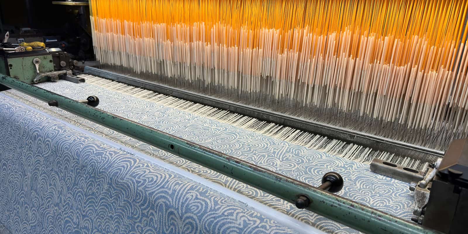 Lino Namai - Siulas žakardinės audimo staklės, kuriomis audžiami lininiai audiniai.