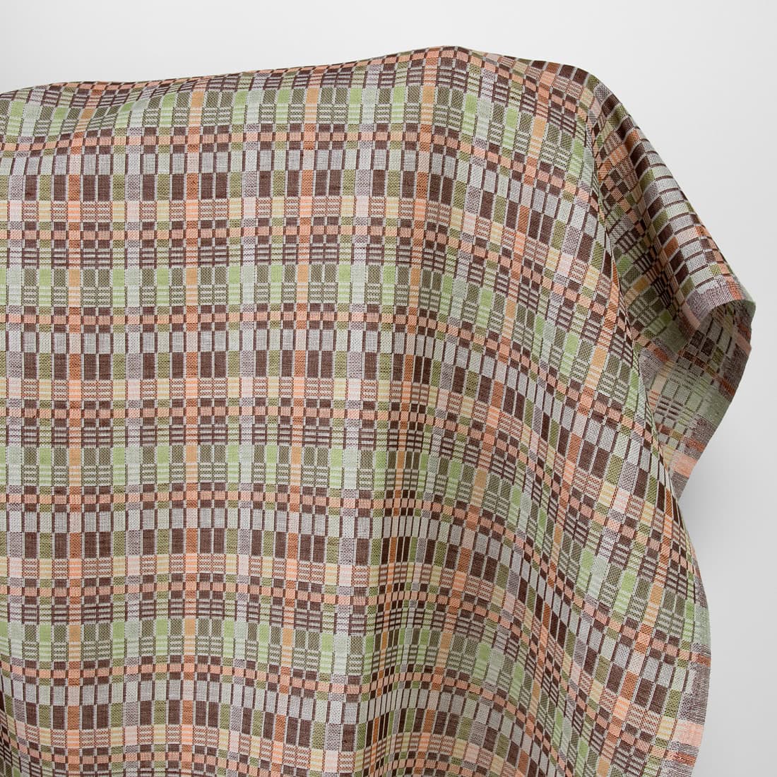 Puslininis audinys daugiaspalviais rusvais langeliais