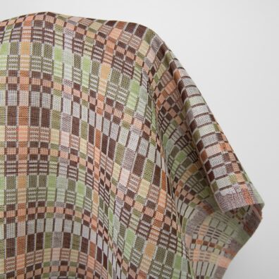 Puslininis audinys daugiaspalviais rusvais langeliais, 150cm pločio