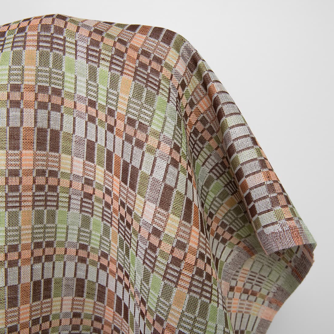 Puslininis audinys daugiaspalviais rusvais langeliais, 150cm pločio