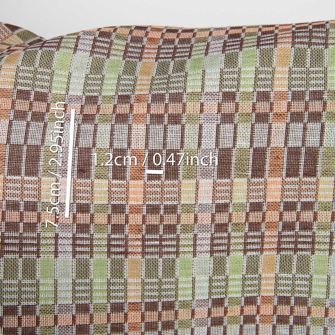 Puslininis audinys daugiaspalviais rusvais langeliais, su matmenimis