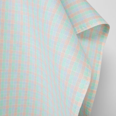 Puslininis audinys šviesiais pasteliniais langeliais