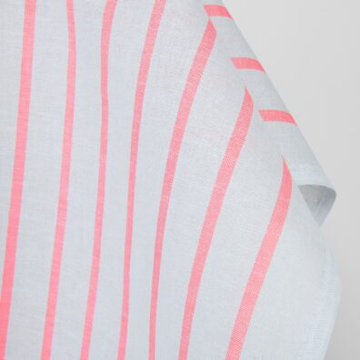 Puslininis audinys šviesiai pilkas su ryškiai rausvais dryžiais, siūti drabužiams, stalo gaminiams