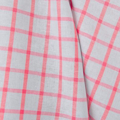 Puslininis audinys pilkas su ryškiai rausvais langeliais, siūti drabužiams, stalo gaminiams