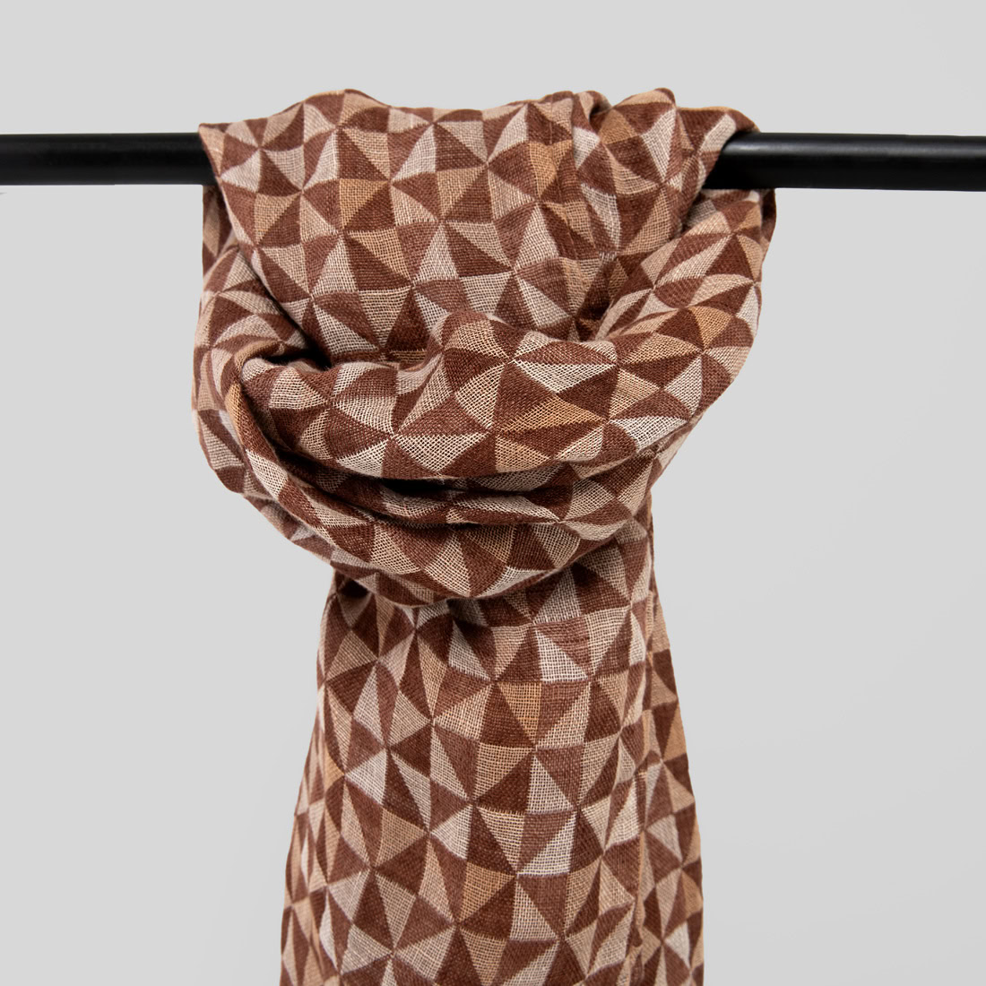 MOLI lininis žakardinis rudas šalikas geometriniu raštu iš dvisluoksnio audinio